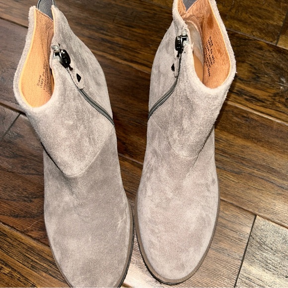 Gentle Souls by Kenneth Cole Blane suede ankle boots. NWOB GRAY SIZE 6.5 - Picture 1 of 6